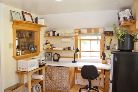 Kitchen/desk area
