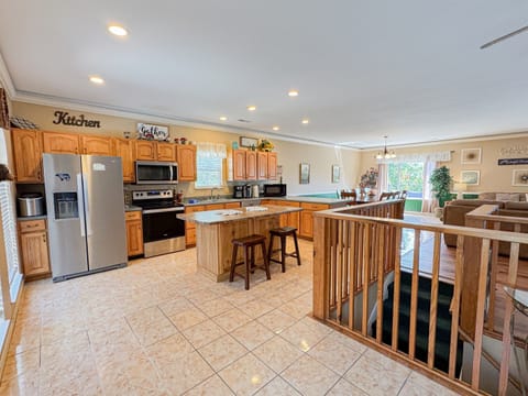 Large well-equipped kitchen and an open floorplan makes it easy to keep everyone together!