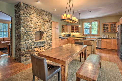 Dining Area | Dishes & Flatware Provided