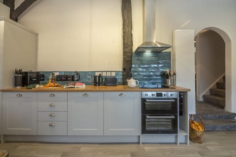 Casamaria, Wells-next-the-Sea: Well-equipped kitchen with modern appliances