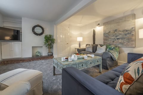 Casamaria, Wells-next-the-Sea: Sitting room with view of The Buttlands