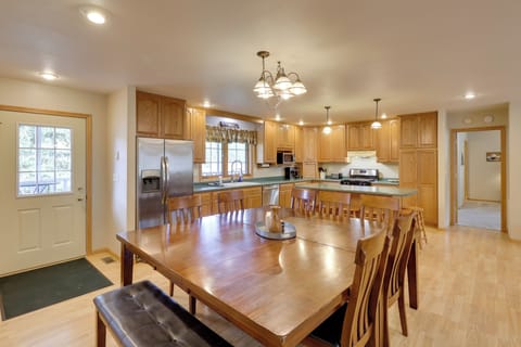 Dining Area | Dishes & Flatware Provided