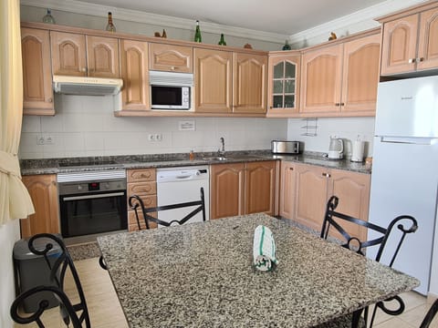 Fully fitted kitchen