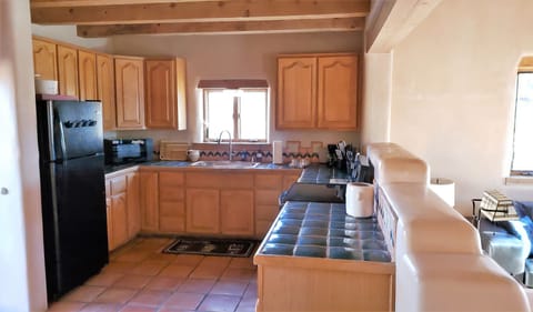 Kitchen w/ plenty of usable space