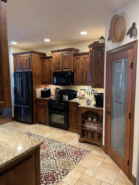 Double oven with a fully equipped kitchen.