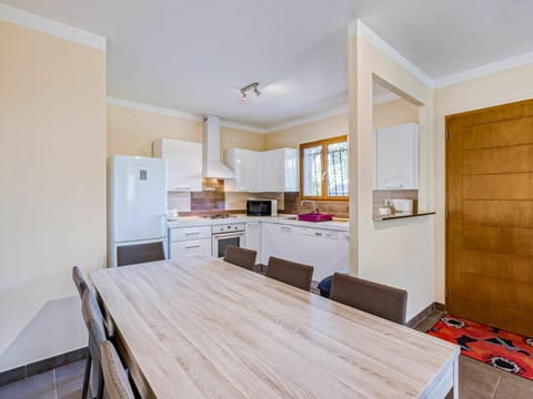 Cabinetry, Furniture, Property, Table, Countertop, Wood, Chair, Kitchen, Building, Interior Design