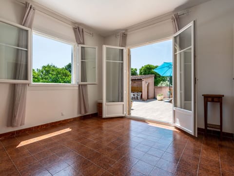 Property, Window, Building, Interior Design, Shade, Wood, Houseplant, Floor, Flooring