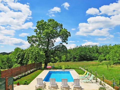 Cloud, Sky, Plant, Daytime, Green, Natural Landscape, Tree, Land Lot, Swimming Pool, Grass