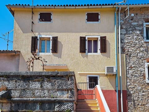 Window, Blue, Building, Sky, Wood, Stairs, Residential Area, Real Estate, Symmetry