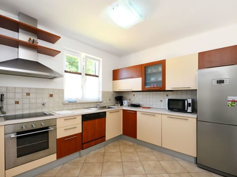 Countertop, Cabinetry, Property, Room, Kitchen, Furniture, Building, Interior Design, House, Kitchen Stove