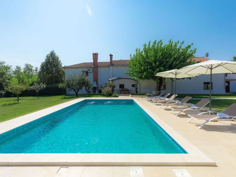 Water, Sky, Property, Daytime, Swimming Pool, Plant, Window, Building, Azure, Rectangle