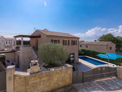 Property, Residential Area, Home, Sky, House, Real Estate, Building, Wall, Estate, Swimming Pool