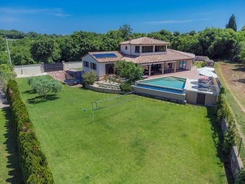 Sky, Plant, Property, Tree, Building, Cloud, Land Lot, Window, Urban Design, Vegetation