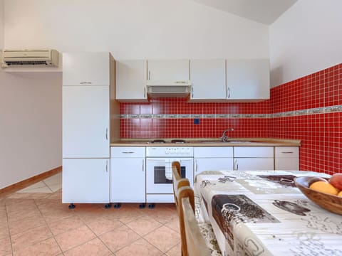 Grass, Building, House, Roof, Home, Residential Area, Cottage, Land Lot, Rural Area, Lawn