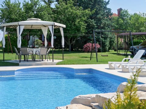 Swimming Pool, Property, Leisure, Backyard, Real Estate, Home, Grass, House, Landscaping, Building