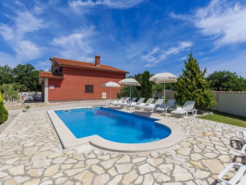 Cloud, Sky, Plant, Property, Water, Building, Swimming Pool, Azure, Tree, House