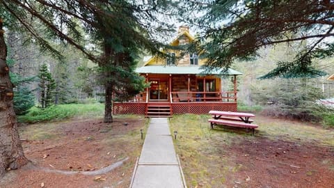 Welcome to Cozy Twin Pines located on Bill's Island.