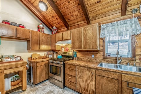 Fully stocked kitchen provides all of your basic kitchen tools.