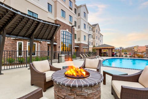 Wind down by the poolside fire pit during Monday–Wednesday Sundowner receptions