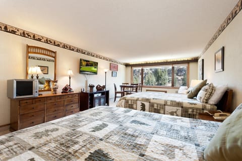 Studio Condo with Full Kitchen
