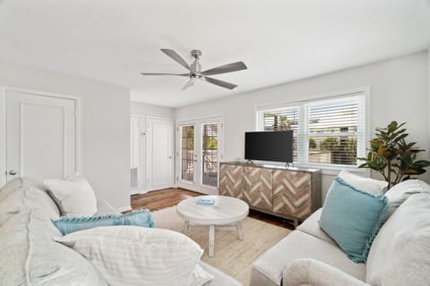 Living Area, Queen Sleeper Sofa