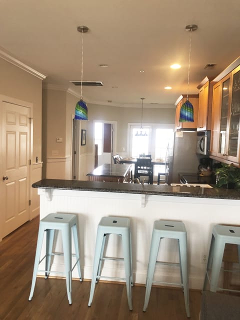 Kitchen island view (4 barstools)