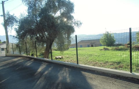 COUNTRY RENTAL SWIMMING POOL 3KM AWAY House in Nice