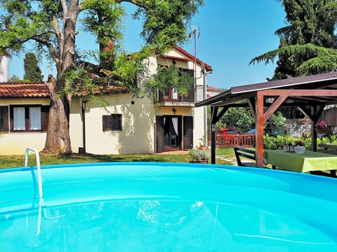 Water, Plant, Building, Sky, Property, Window, Swimming Pool, Nature, Azure, Tree