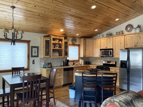 Kitchen and dining area can seat 6