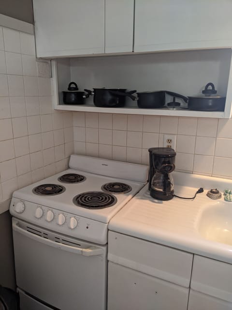 Stove/oven in kitchen