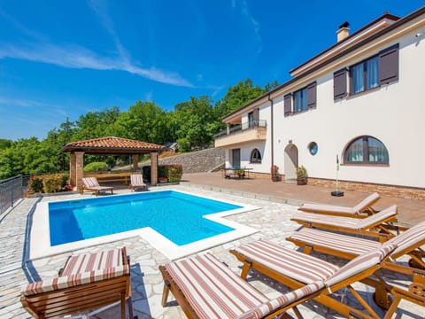 Sky, Property, Cloud, Building, Window, Swimming Pool, Plant, House, Wood, Outdoor Furniture