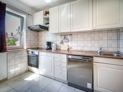 Kitchen, Kitchen Appliance, Major Appliance, Countertop, Cabinetry, Flooring, Interior Design, Home Appliance, Kitchen Sink, Floor