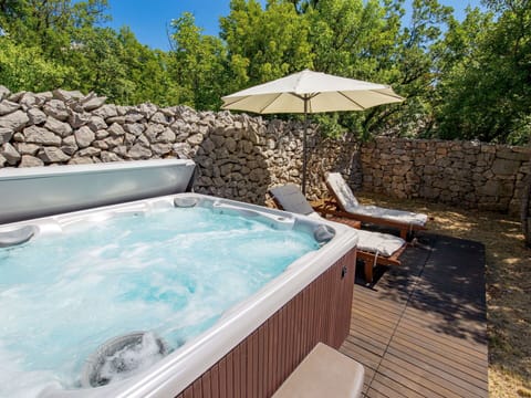 Water, Sky, Plant, Swimming Pool, Tree, House, Leisure, Landscape, Grass, Real Estate