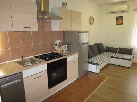 Water, Sky, Property, Plant, Building, Cloud, Swimming Pool, Tree, Residential Area, Grass