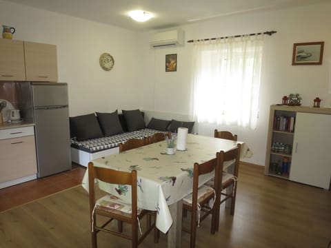 Water, Sky, Property, Plant, Building, Cloud, Swimming Pool, Tree, Residential Area, Grass