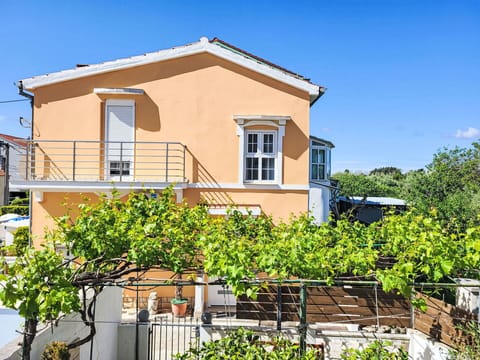 Sky, Building, Plant, Daytime, Property, Window, House, Land Lot, Tree, Architecture