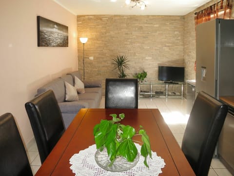 Table, Property, Furniture, Plant, Chair, Picture Frame, Interior Design, Building, Comfort, Lighting