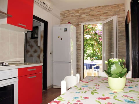 Cabinetry, Furniture, Property, Countertop, Building, Kitchen, Plant, Window, Wood, Interior Design