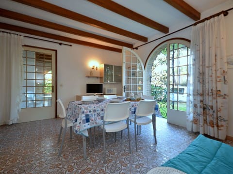 Table, Furniture, Chair, Houseplant, Building, Window, Flowerpot, Interior Design, Wood, Architecture