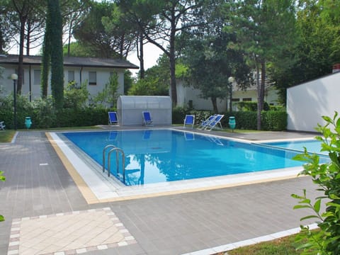 Swimming Pool, Property, Leisure, Residential Area, Backyard, Real Estate, House, Building, Rectangle, Grass