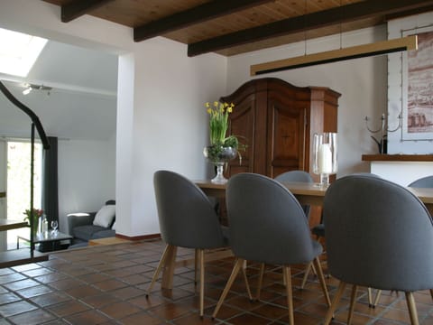 Table, Furniture, Property, Building, Tableware, Plant, Interior Design, Architecture, Wood, Houseplant