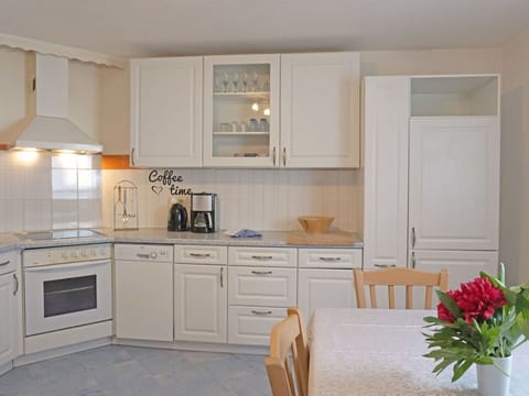 Water, Sky, Property, Plant, Building, Cloud, Swimming Pool, Tree, Residential Area, Grass