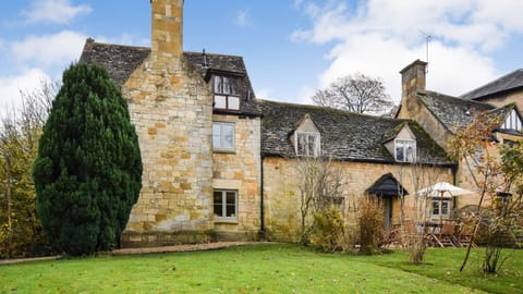 Rear garden, Archers at Sudeley Castle, Bolthole Retreats