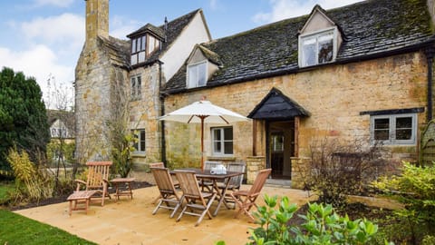 Rear garden and patio, Archers at Sudeley Castle, Bolthole Retreats