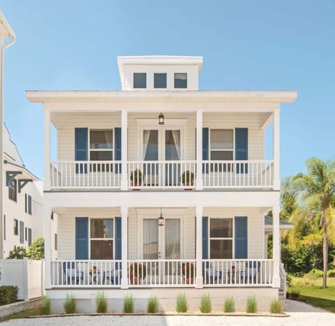 Steps to downtown, short walk to waterfront, beaches close by. Your spacious and private getaway awaits. 