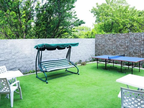 Our garden with outside furniture,barbecue area and ping pong table ❤️