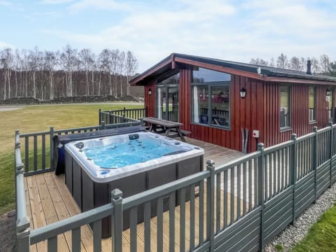 Hot tub | Cruachan - Invernahavon, Glentruim, near Newtonmore