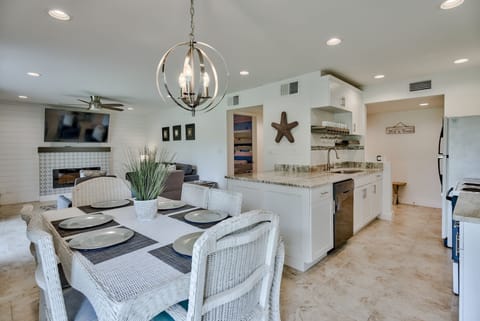 Lots of room in the kitchen and dining area