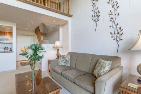 Living room equipped with ceiling fan