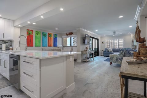 Sun and Sand, Drinks On Ice, Welcome to Our Paradise! Sandarac 403B